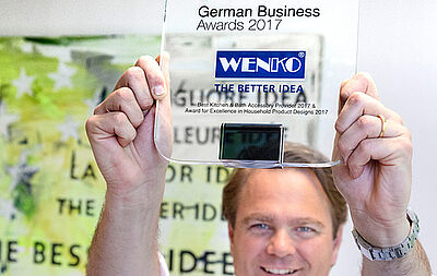 Niklas Köllner mit dem German Business Award in der Hand