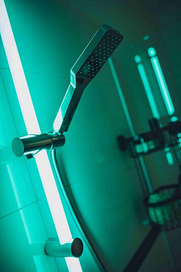 WENKO BAD LED Duschstange petrol Ein weißed Bad mit dem Fokus auf die LED Duschstange in petrol