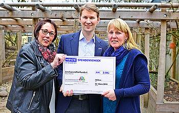 WENKO spendet an Kita Philip Köllner und zwei Mitarbeiterinnen der Kindertagesstätte