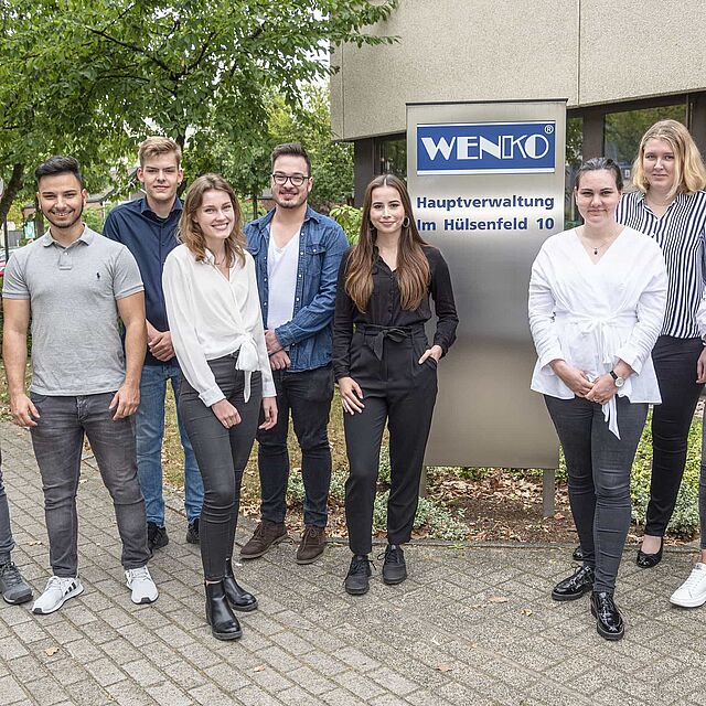 Die Azubis der Firma WENKO vor der Hauptverwaltung in Hilden