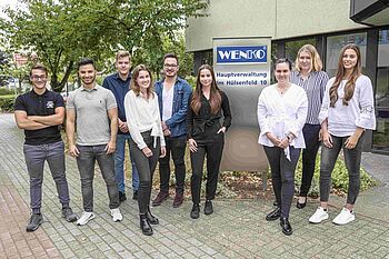 WENKO Azubis 2019 Die Azubis für das Jahr 2019 stehen vor der WENKO Hauptverwaltung in Hilden