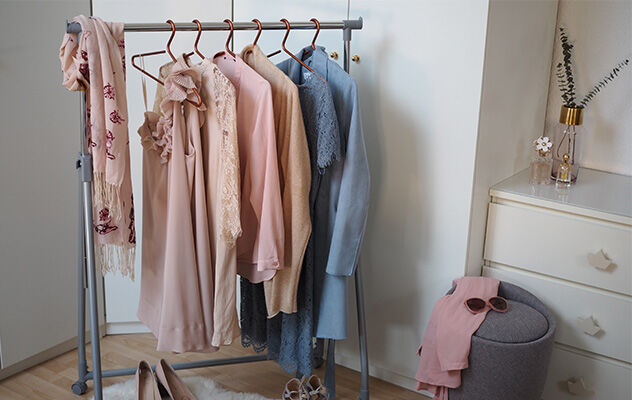 Eine Kleiderstange mit Kleidung Eine Kleiderstange mit Kleidung