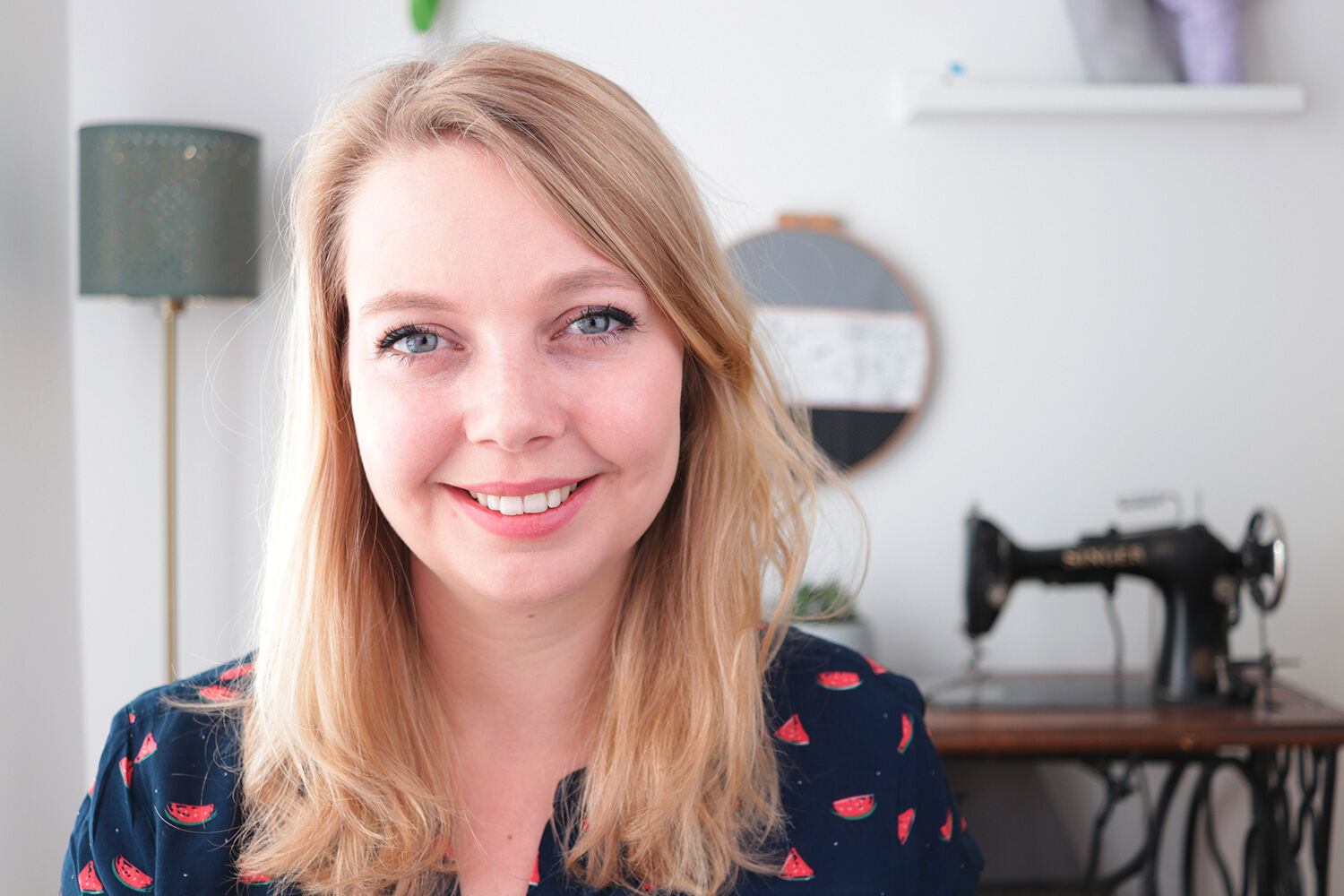 Nastja von DIY Eule mit ihrer Nähmaschine Nastja von DIY Eule mit ihrer Nähmaschine