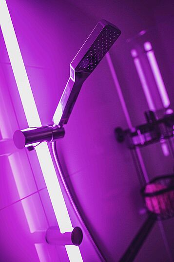 WENKO BAD LED Duschstange violett Ein weißed Bad mit dem Fokus auf die LED Duschstange in violett