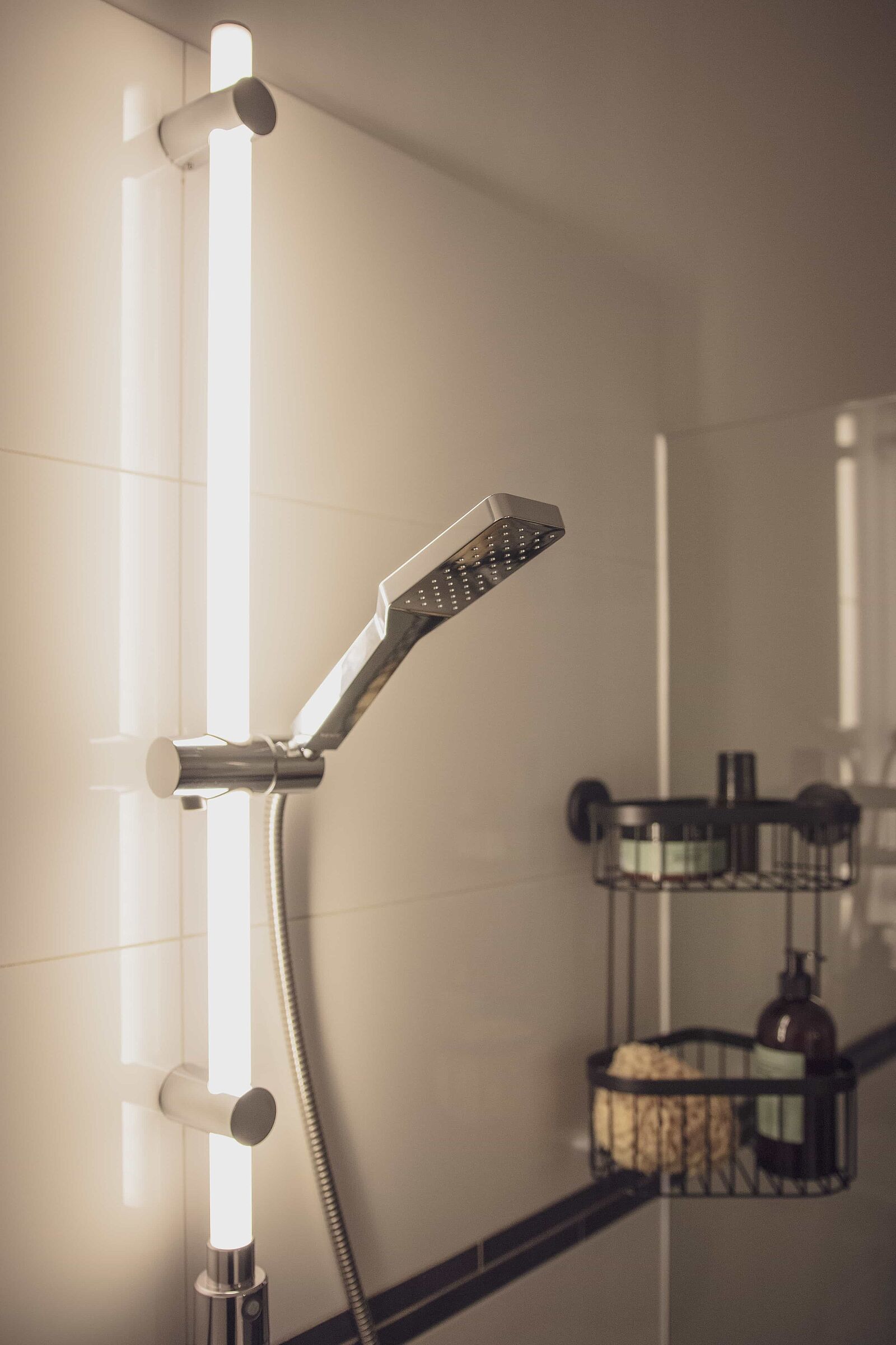 WENKO BAD LED Duschstange EIn weißes Badezimmer mit dem Fokus auf die LED Duschstange von WENKO