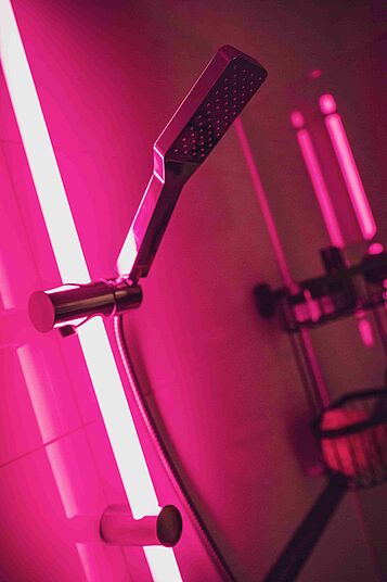 WENKO BAD LED Duschstange pink Ein weißed Bad mit dem Fokus auf die LED Duschstange in pink