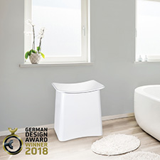 Der Badhocker Wing in einem Badezimmer