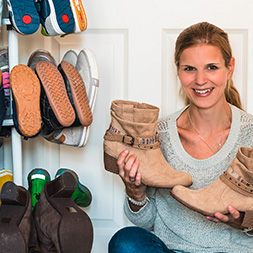 Das Teleskopregal überzeugt als praktische Aufbewahrung für die Schuhe der gesamten Familie.