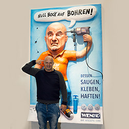 Detlef Steves vor der Plastik vvon Jacques Tilly