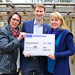 Philip Köllner mit zwei Mitarbeiterinnen der integrativen Kindertagesstätte